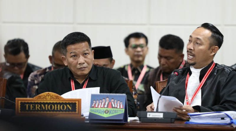 GUGATAN PILKADA: Ketua KPU Ponorogo Gaguk Ika Prayitna membacakan jawaban termohon dalam sidang PHPU di gedung MK hari Senin 20 Januari 2025 lalu.