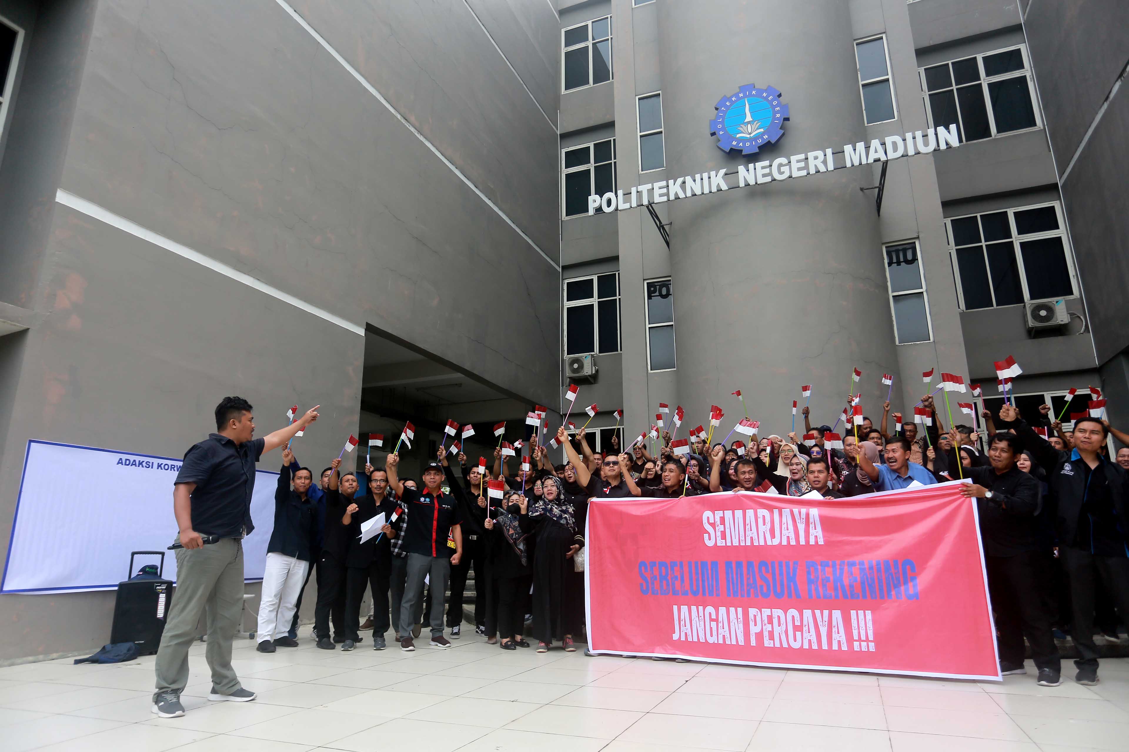 BERSUARA: Puluhan dosen ASN di bawah naungan LLDIKTI menggelar aksi demonstrasi di kampus Politeknik Negeri Madiun, Kamis 23 Januari 2025.