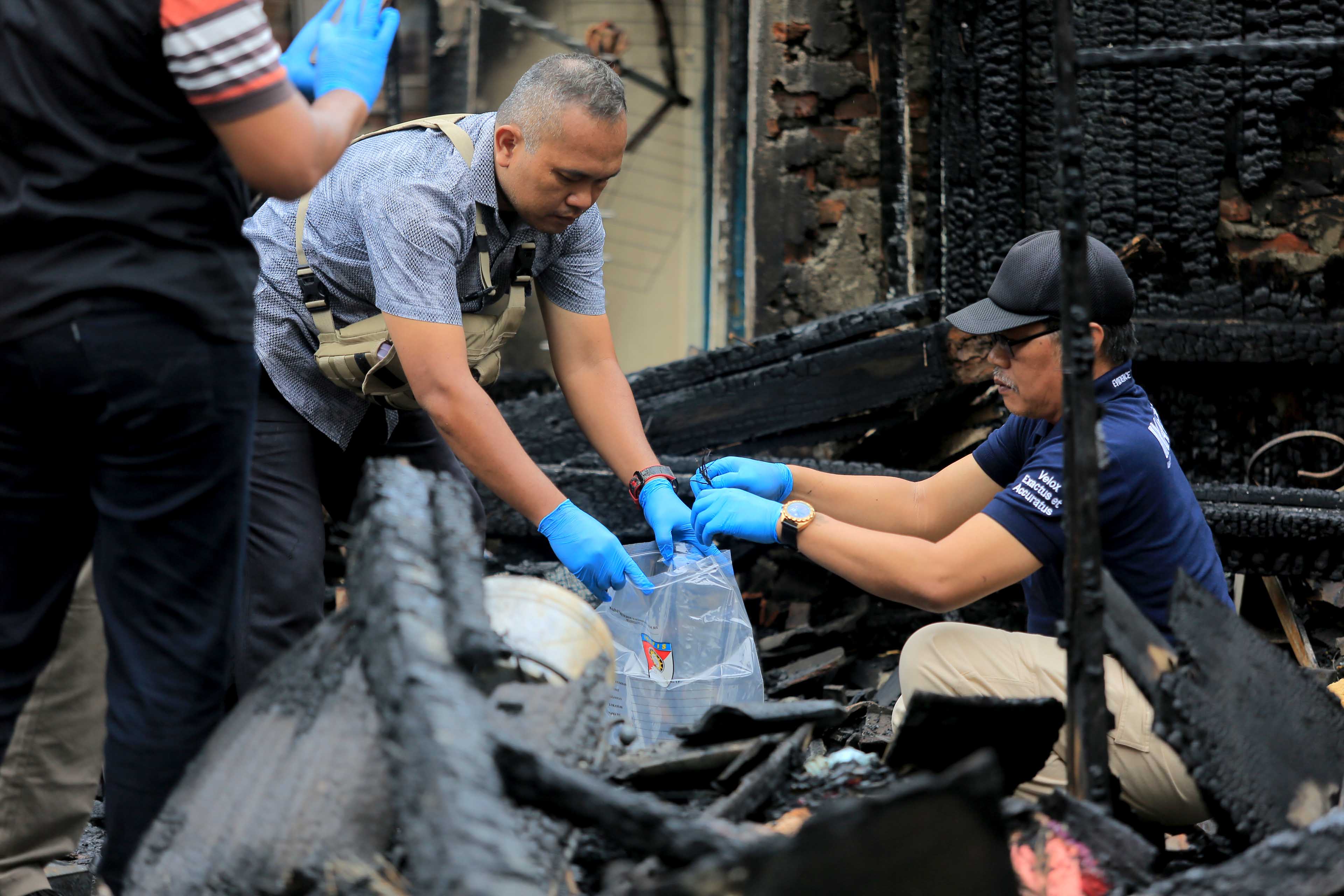 CARI BUKTI: Polisi melakukan olah TKP di lokasi bekas kebakaran rumah di Jalan Bali, kemarin (23/1).