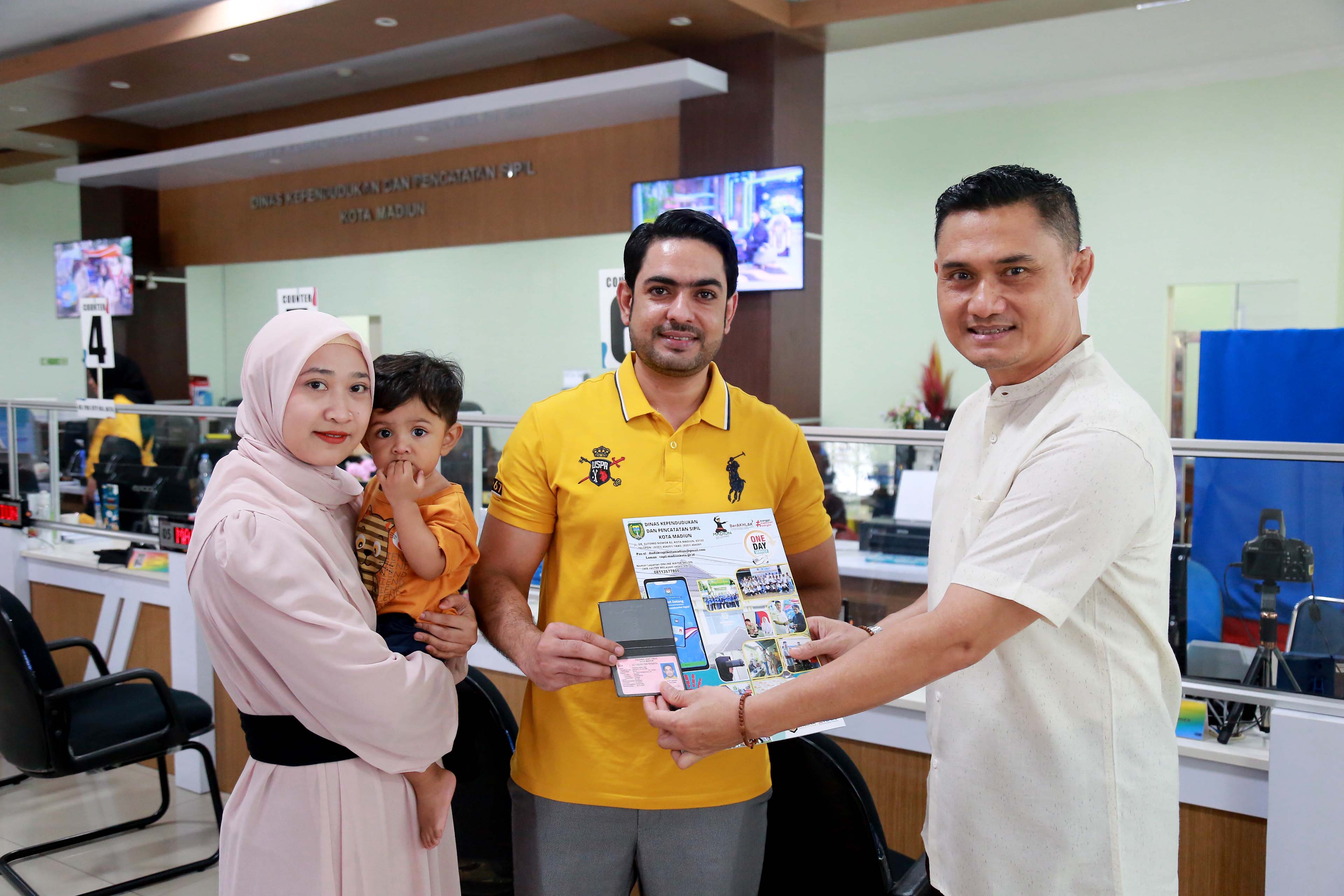 RAMAH MELAYANI: Warga saat mengurus dokumen adminduk di kantor Dispendukcapil Kota Madiun, Jumat 24 Januari 2025.