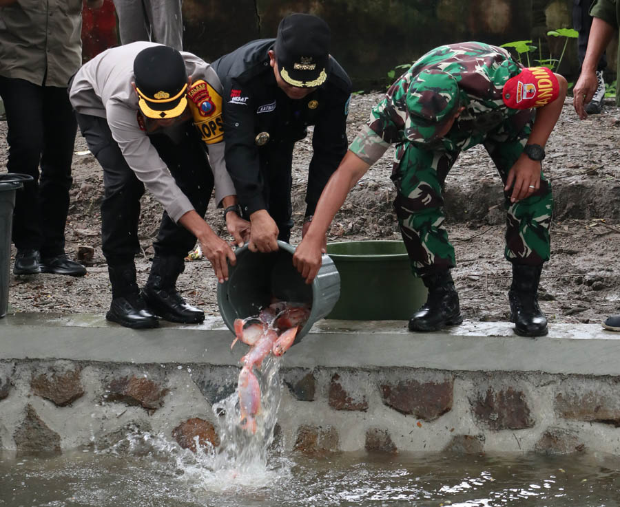 SINERGI: Kapolres dan Dandim 0802 Ponorogo menyebar ribuan benih ikan untuk mewujudkan ketahanan pangan penunjang program makan bergizi gratis,&nbsp;Kamis 23 Januari 2025.