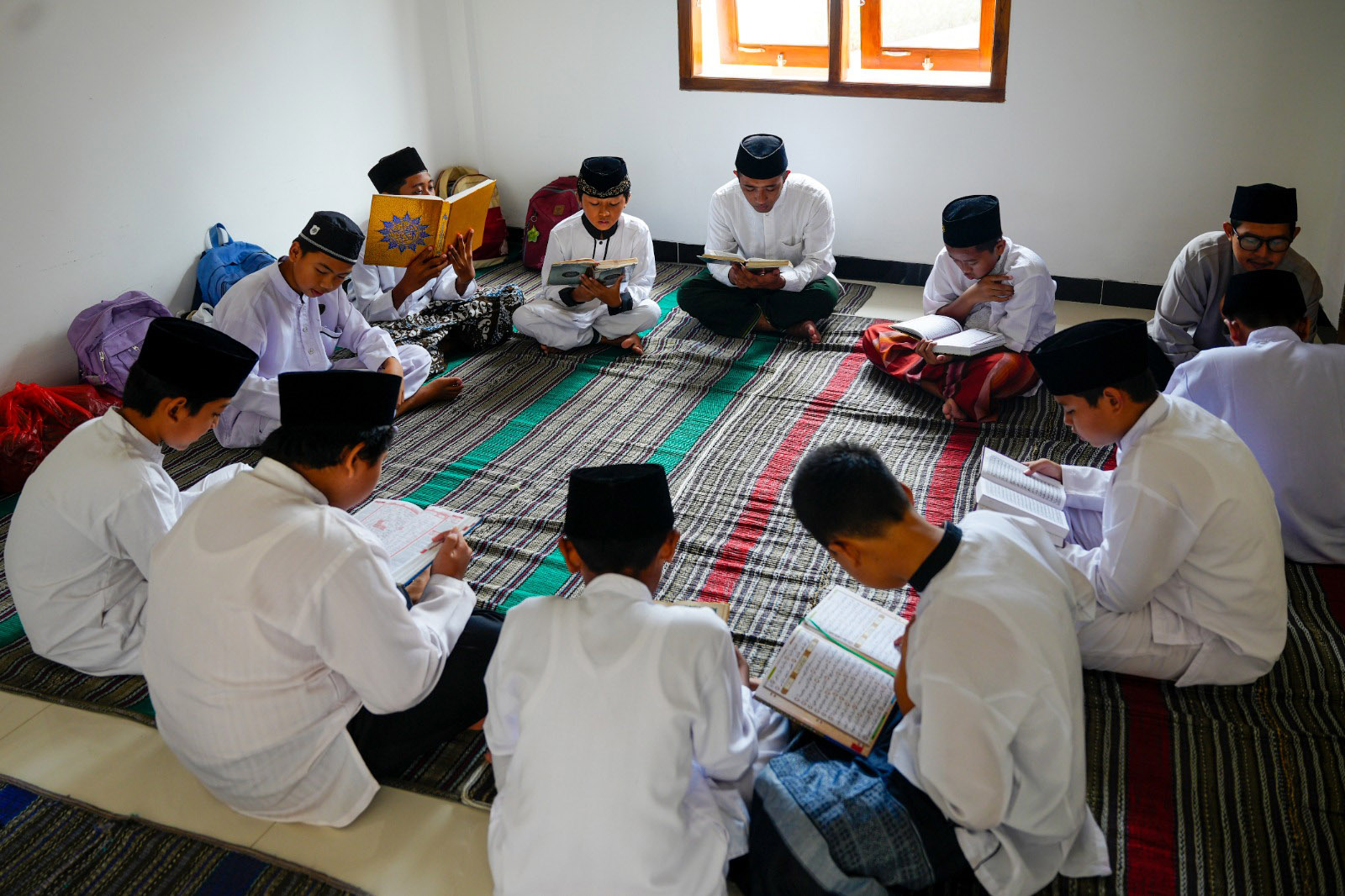 MENGAJI: Para siswa SD-SMP di Kota Madiun saat mengikuti kegiatan khataman Alquran di Pondok Lansia ketika bulan puasa tahun lalu.