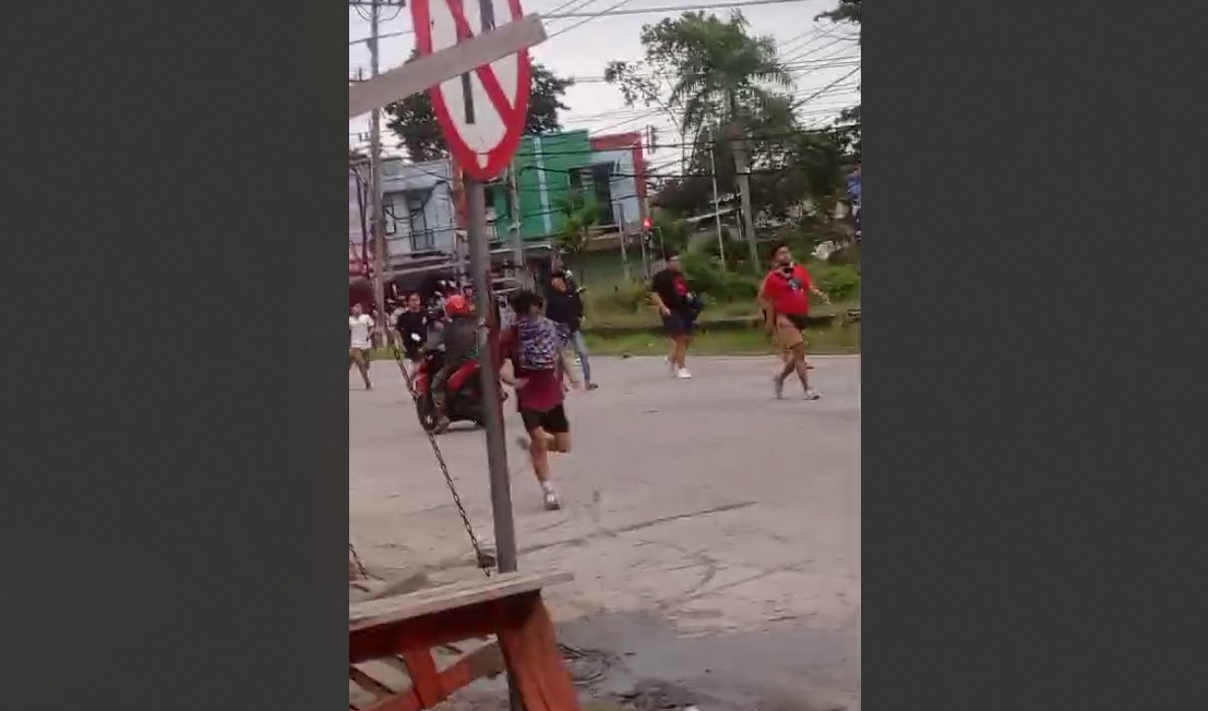 Rekaman video amatir aksi tawuran dua kelompok suporter, dari Kota Madiun dan Ngawi, di Caruban.