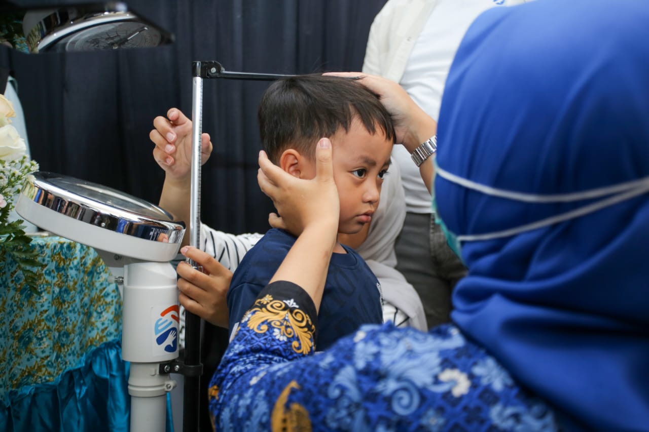 Petugas kesehatan melakukan pemantauan tumbuh kembang balita di posyandu wilayah Ngawi.  ILUSTRASI/JAWA POS RADAR NGAWI