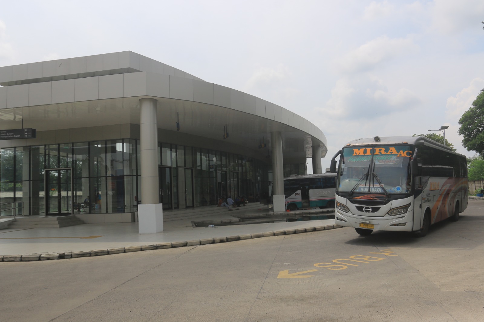 ANGKUTAN DARAT: Suasana terkini di Terminal Purboyo Tipe A Madiun. Diprediksikan terjadi lonjakan penumpang akhir pekan ini. (BAGAS BIMANTARA/JAWA POS RADAR MADIUN)