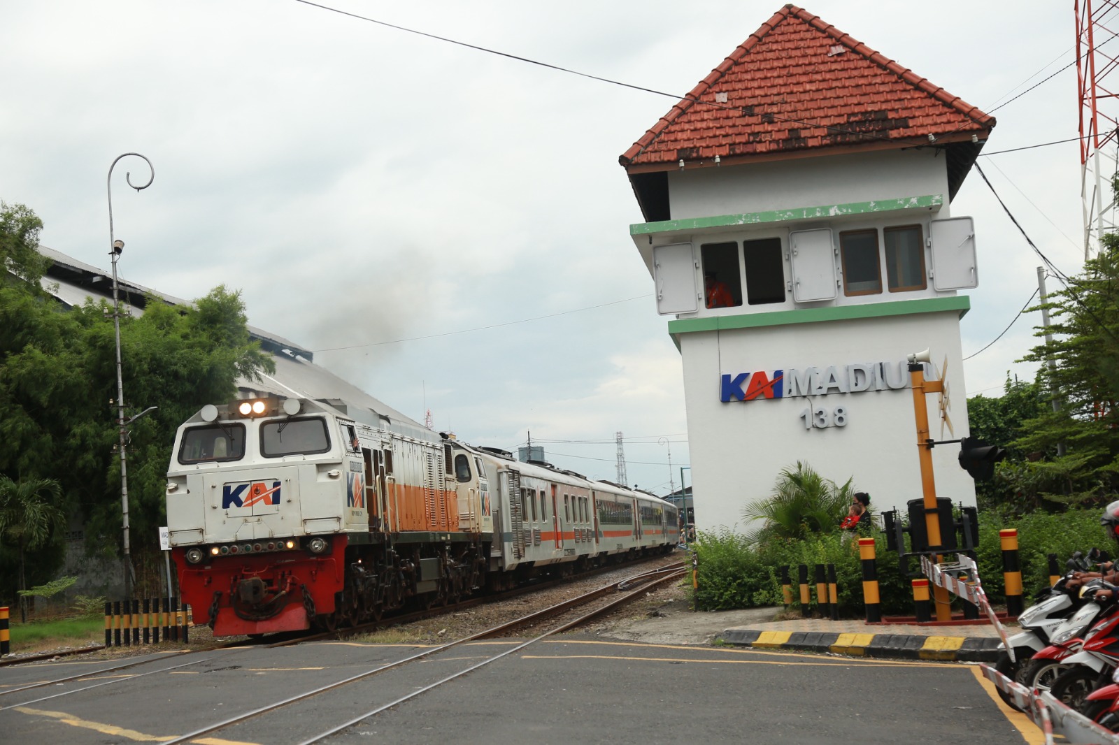 SEPUR: Gelombang penumpang KA terjadi di sejumlah stasiun wilayah Daop 7 Madiun. (FOTO ILUSTRASI: BAGAS BIMANTARA/JAWA POS RADAR MADIUN)
