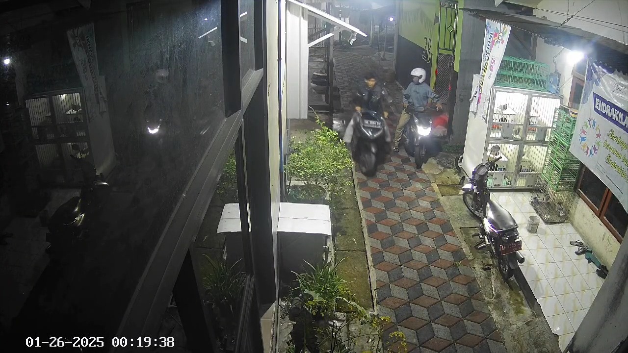 BUKTI: Tangkapan layar dari rekaman CCTV yang ada di Jalan Sikatan, Gang Merak, Kelurahan Nambangan Lor menunjukkan pelaku berhasil mencuri sepeda motor milik korban pada dini hari kemarin (26/1).