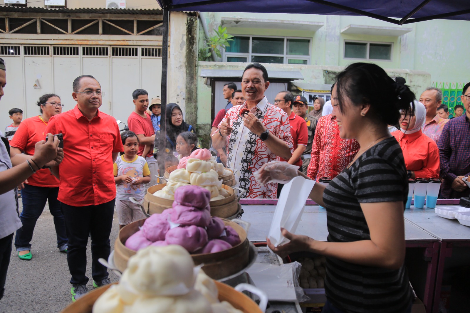 FESTIVAL KAMPUNG PECINAN: Salah satu momen hari pertama dibuka FKP di Jalan Barito Kota Madiun kemarin. (BAGAS BIMANTARA/JAWA POS RADAR MADIUN)
