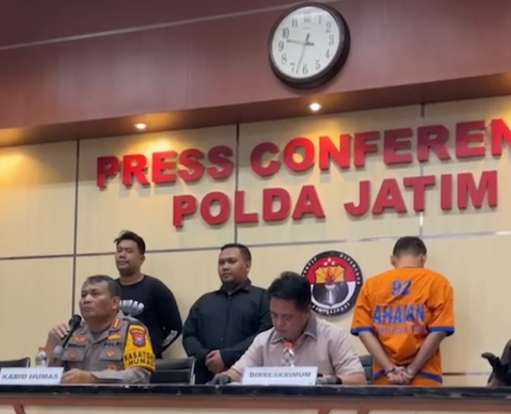 KONFERENSI PERS: Ungkap kasus mutilasi mayat dalam koper oleh Polda Jatim, Senin (27/1) pagi.