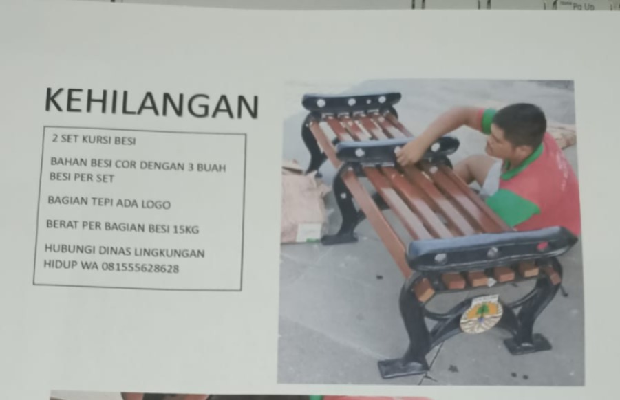 RAIB: Lembar pemberitahuan kursi Taman Pemuda Soekarno, Ngawi, yang hilang dicuri. (ASEP SYAEFUL BACHRI/JAWA POS RADAR NGAWI)