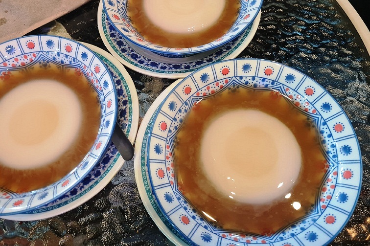 NGANGETAKE: Wedang tahok kedai kopi Makmoer, Pasar Gede, Kota Solo. (DOKPRI/KRISHNA IZI)