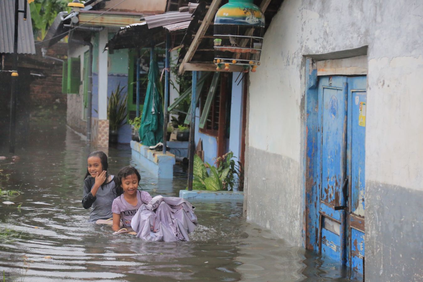 TERGENANG: Kondisi rumah warga di Kelurahan Nambangan Lor, Manguharjo, akibat banjir, Senin sore 27 Januari 2025.