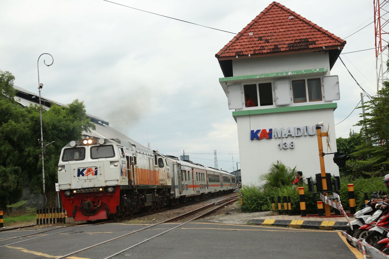 MAKIN PADAT: Perjalanan sejumlah kereta yang biasanya lewat jalur utara dialihkan melintas di jalur selatan via Daop 7 Madiun.