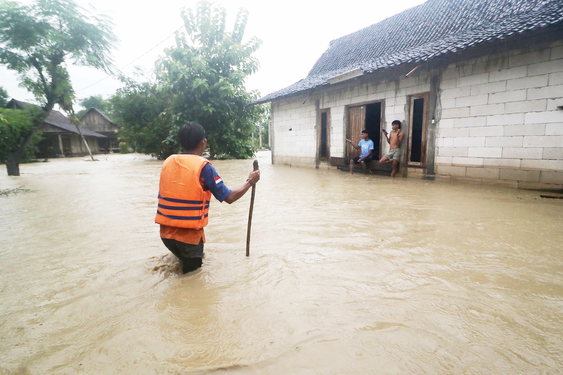 KEBANJIRAN : Puluhan rumah warga di Desa Kebonduren, Kecamatan Pilangkenceng terendam banjir akibat sungai meluap, Senin sore, 27 Januari 2025.