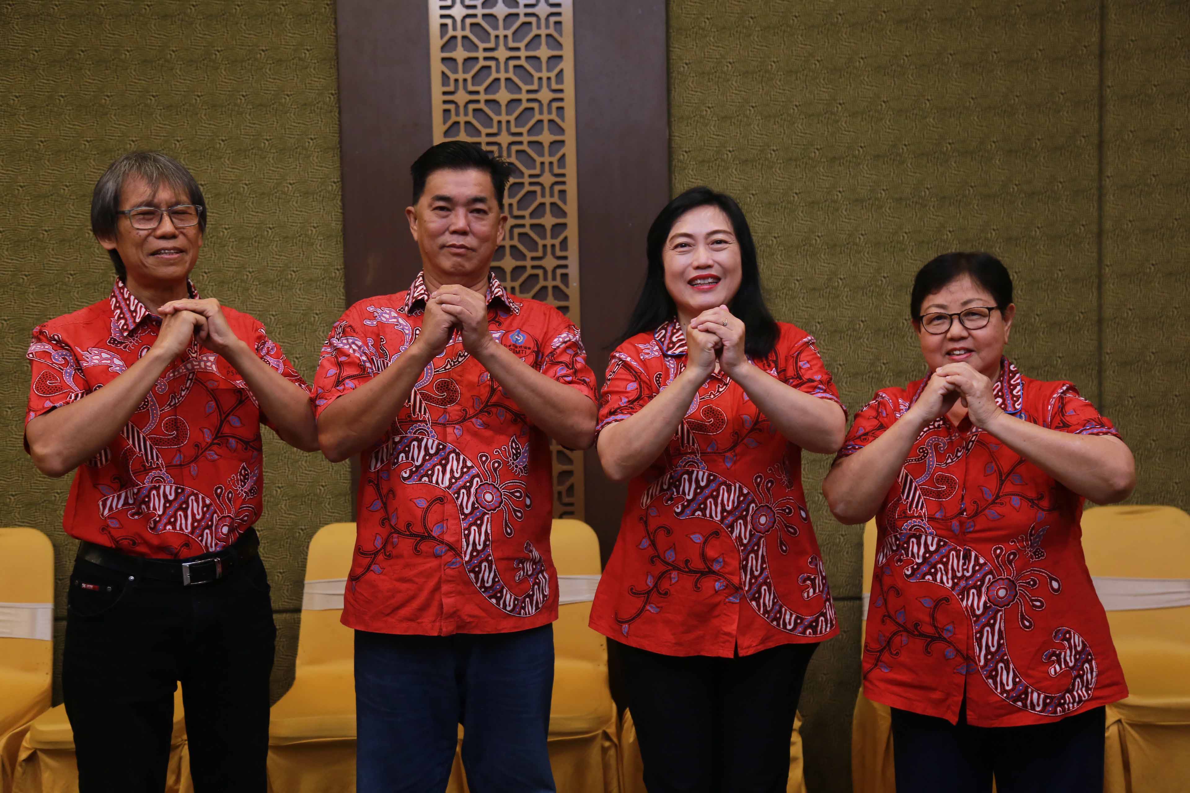 EKSIS: Kun Kun Tanimiharja (dua dari kiri) bersama dengan pengurus PSMTI Kota Madiun lainnya. (BAGAS BIMANTARA/JAWA POS RADAR MADIUN)