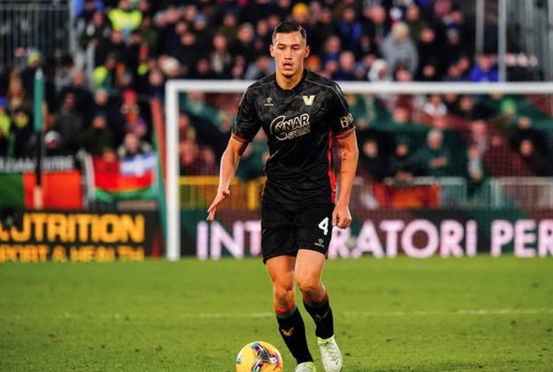 Aksi Jay Idzes, pemain naturalisasi Timnas Indonesia, bersama Venezia di Serie A.