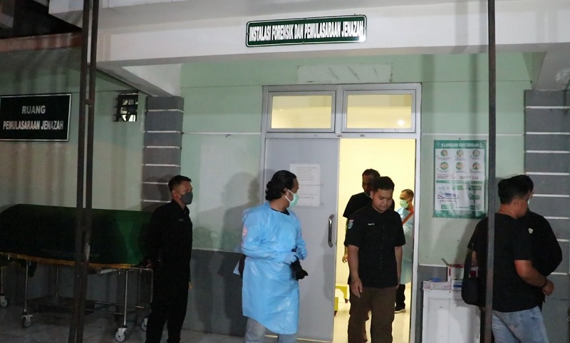 PEMBUNUHAN BERENCANA: Polres dan Tim Forensik Polda Jatim mengidentifikasi temuan bingkisan berisi potongan kaki UK, korban mutilasi di kamar jenazah RSUD dr Harjono, Ponorogo.