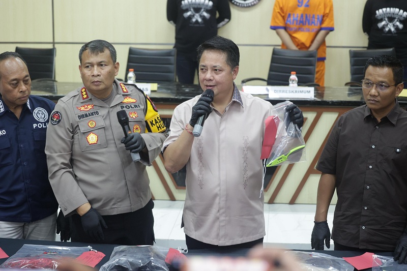 TERSANGKA: Dirreskrimun Polda Jatim menunjukkan pisau kecil yang digunakan Rohmad Tri Hartanto memutilasi UK , janda asal Blitar. Kasus pembunuhan itu ditangani Polda Jatim.
