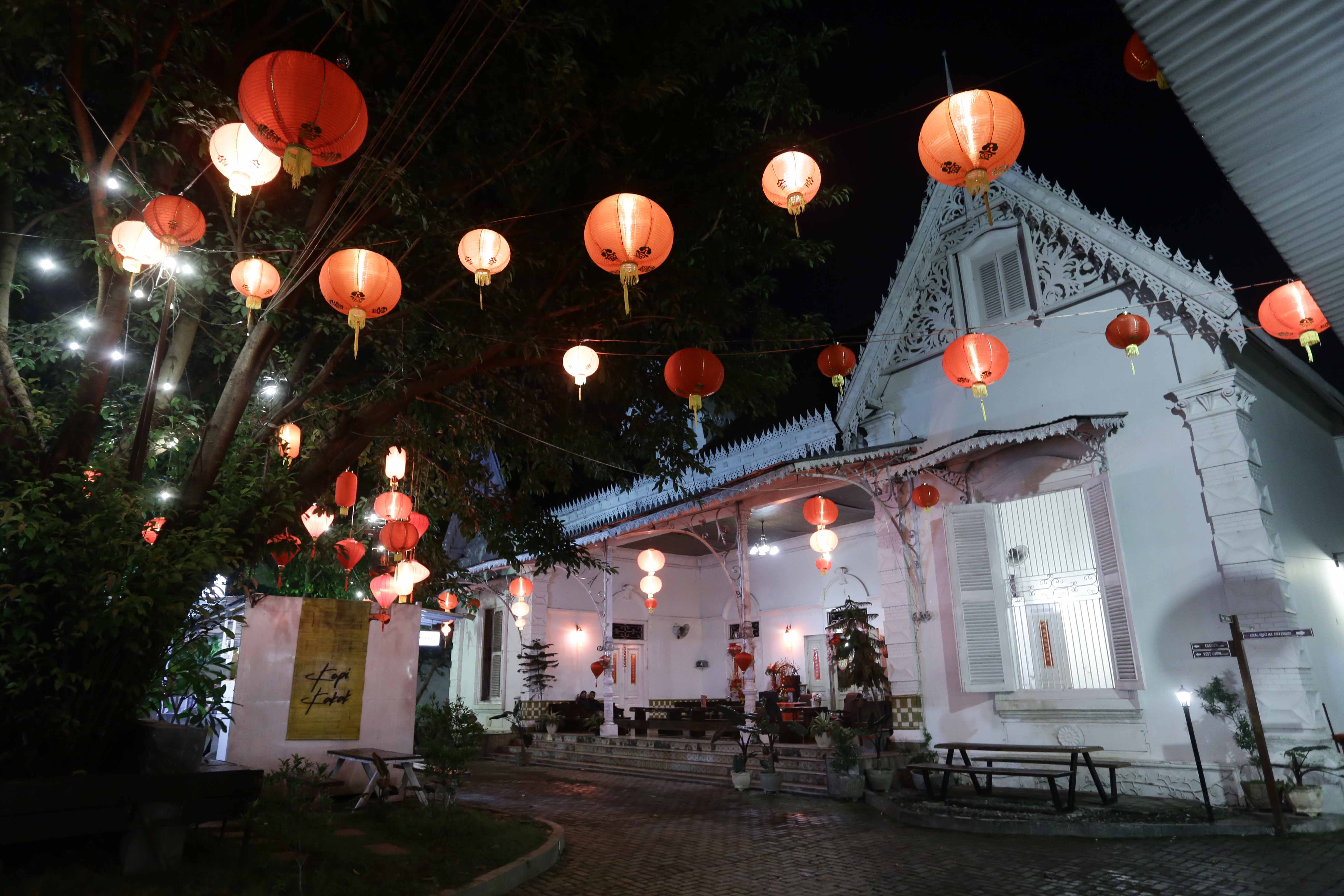 Rumah Kapiten China di Madiun yang saat ini halaman depannya sudah menjadi sebuah kafe. (BAGAS BIMANTARA/JAWA POS RADAR MADIUN)