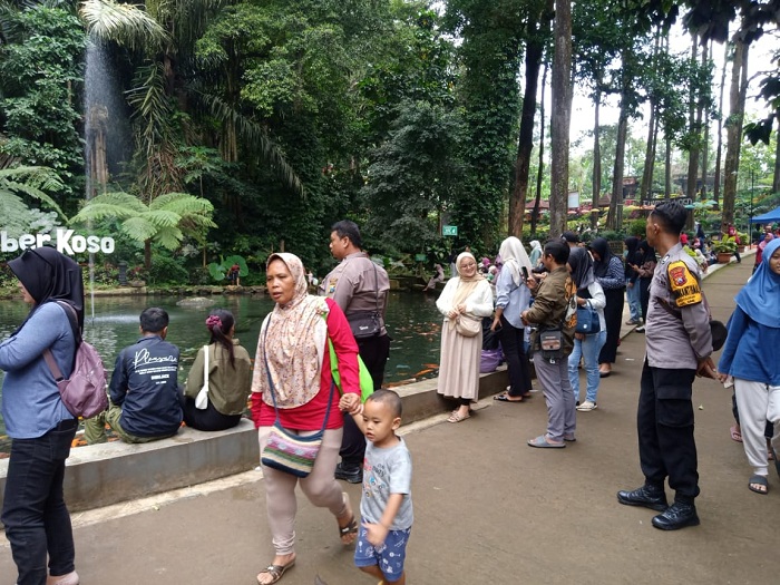 BERLIBUR : Wisatawan menikmati waktu libur di objek wisata Sumber Koso, Sine, Ngawi, Senin 27 Januari 2025.