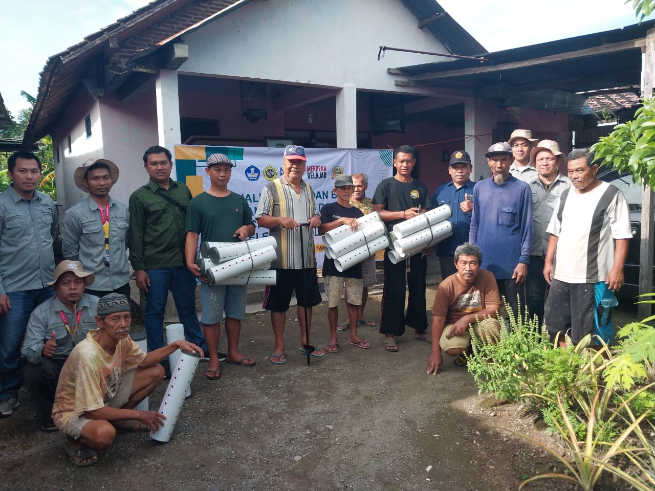 UNMER BERBAKTI: KKN UNMER Madiun fokus pada penyadaran akan pentingnya pelestarian air melalui pelatihan dan praktik metode biopori.