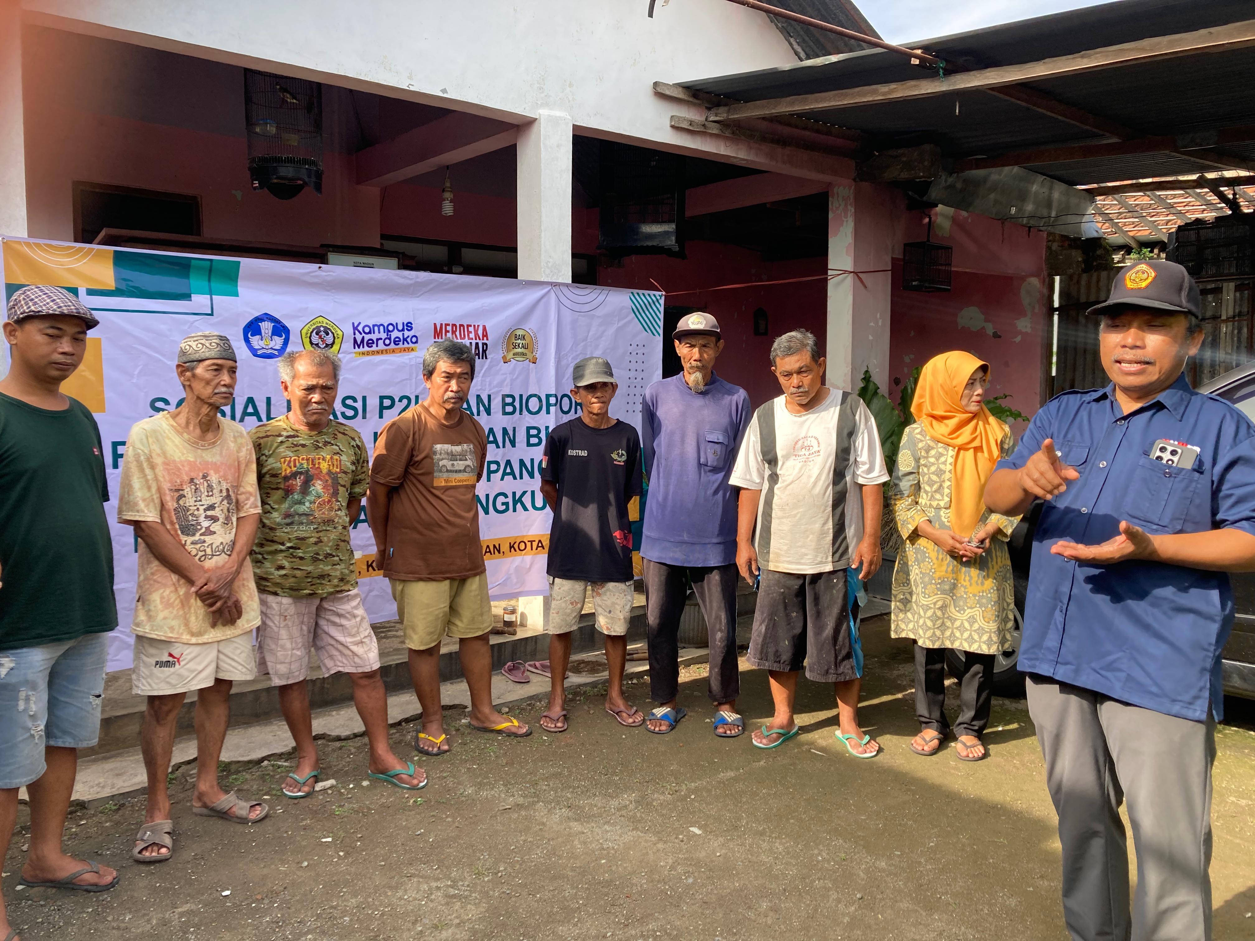 UNMER BERBAKTI: KKN UNMER Madiun fokus pada penyadaran akan pentingnya pelestarian air melalui pelatihan dan praktik metode biopori.