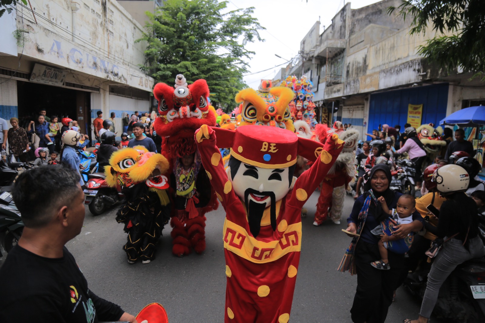 BUDAYA TIONGHOA: Salah satu momen parade barongsai dan liong di beberapa ruas jalan Kota Madiun kemarin. (BAGAS BIMANTARA/JAWA POS RADAR MADIUN)