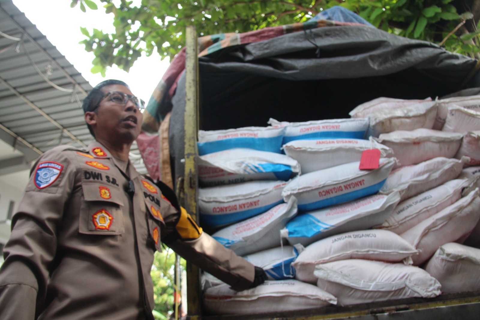BERSUBSIDI: Kapolres Ngawi AKBP Dwi Sumrahadi Rakhmanto menunjukkan barang bukti ratusan karung pupuk subsidi kemarin (28/1). (ASEP SYAEFUL BACHRI/RADAR NGAWI)