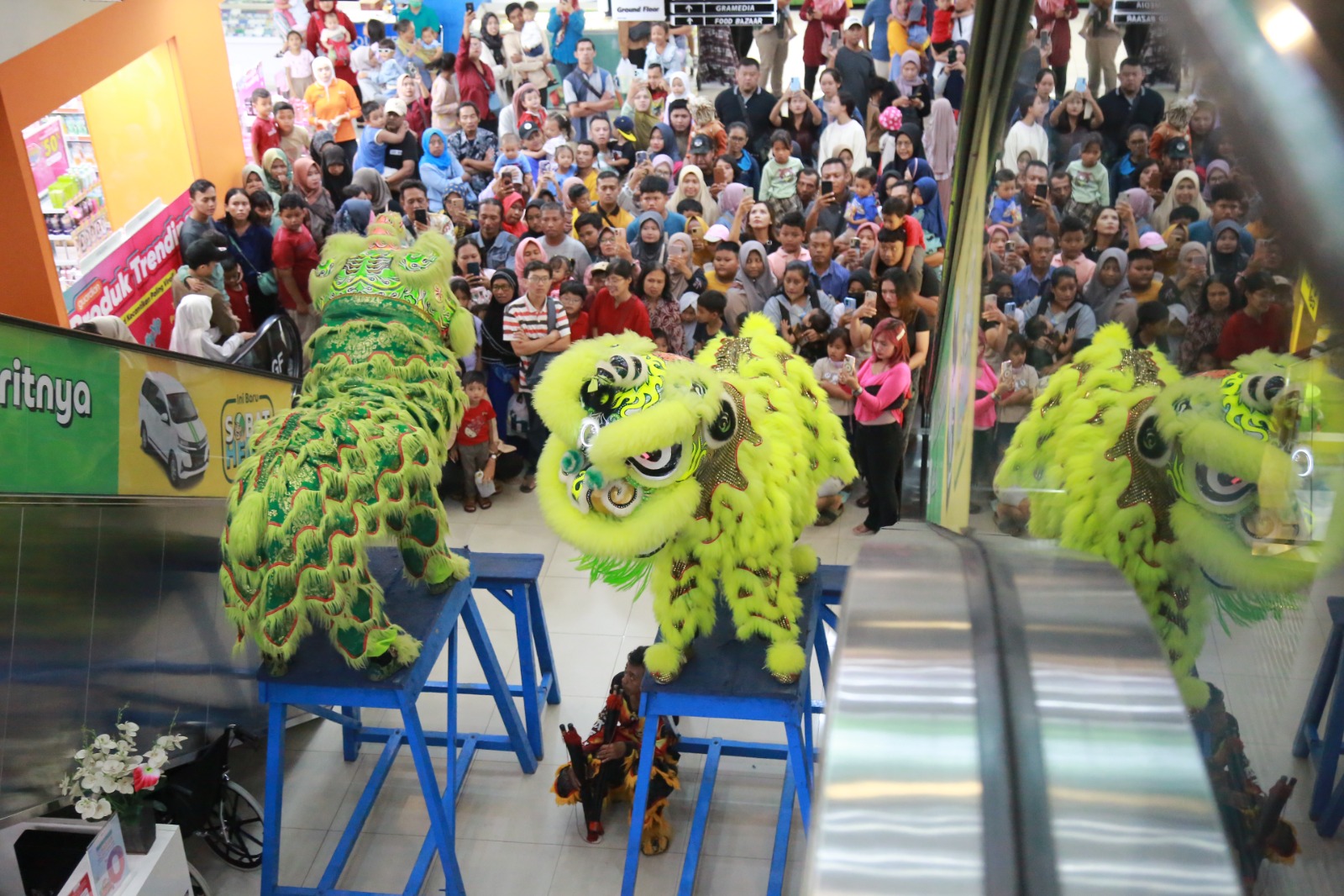 PADAT: Pengunjung pusat perbelanjaan Plaza Madiun menyemut menyaksikan pertunjukan kesenian barongsai di dalam mal kemarin (29/1). (BAGAS BIMANTARA/JAWA POS RADAR MADIUN)