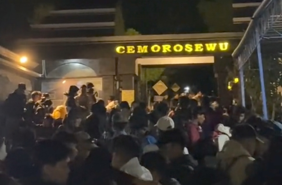 TANGKAPAN LAYAR: Jalur Cemorosewu disesaki pendaki Gunung Lawu viral di media sosial.