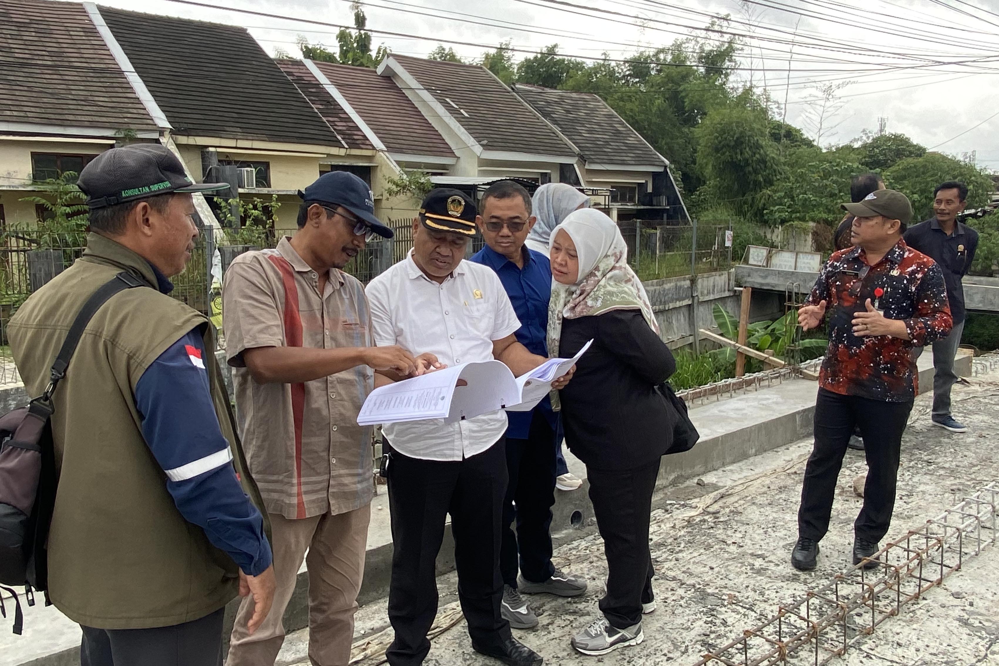 PEMANTAUAN : Rombongan Komisi D DPRD Kabupaten Madiun saat melakukan sidak di lokasi proyek pembangunan Jembatan Mojopurno, Kecamatan Wungu, kemarin (30/1). (DIAN RAHAYU/RADAR CARUBAN)