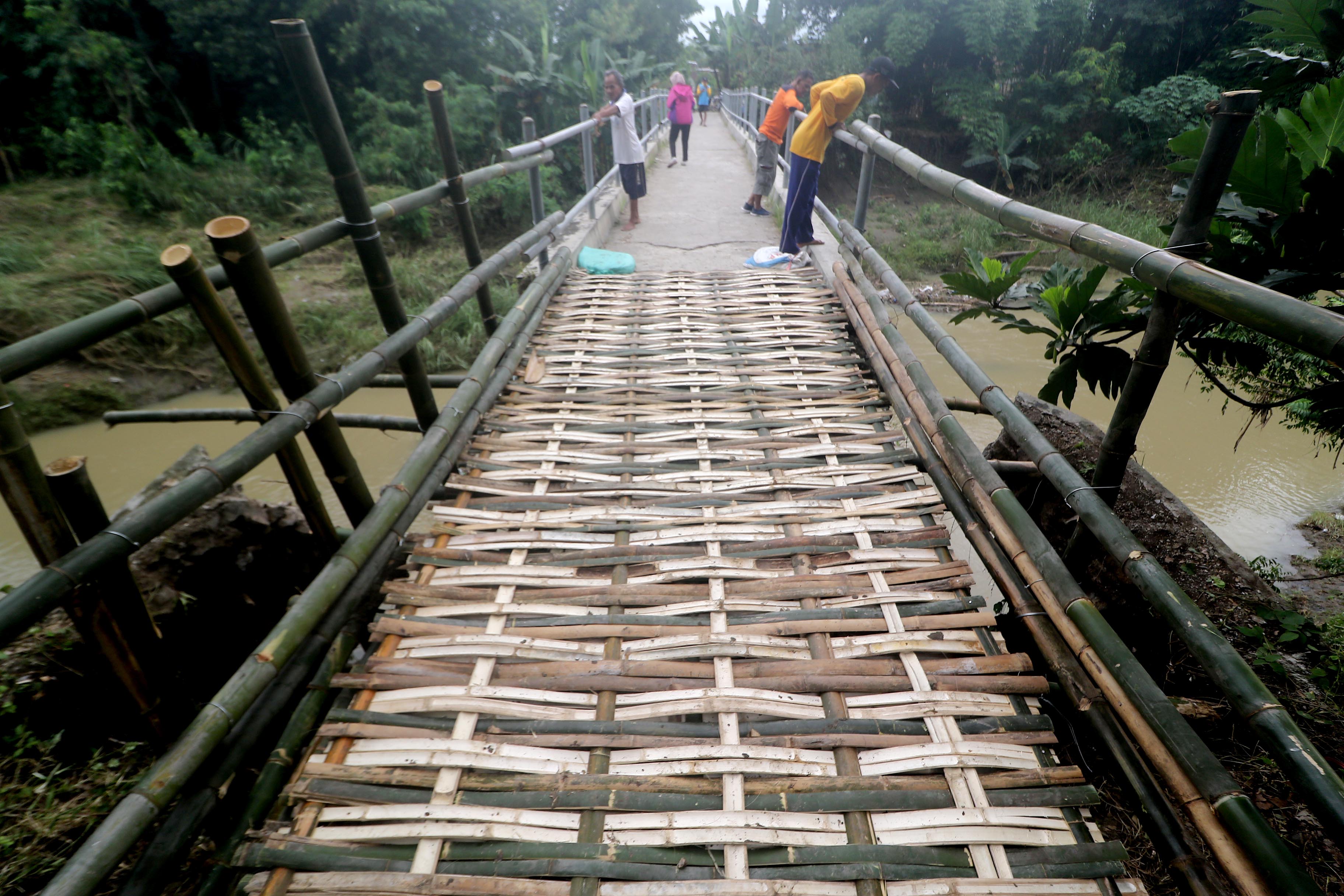 MEMUTAR: Jembatan Josaren terputus akibat kejadian banjir yang melanda dusun tesebut.