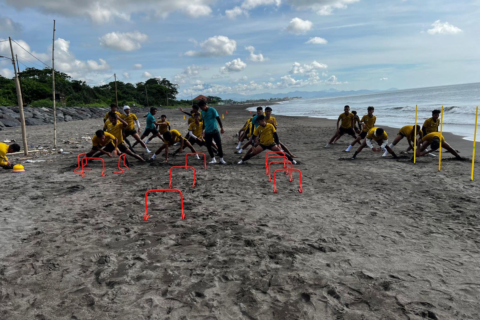 JELANG PLAYOFF: Fisik para pemain PSM Madiun digenjot dengan menjalani program latihan di Pantai Padang Galak, Bali, kemarin (30/1). (PSM UNTUK RADAR MADIUN)