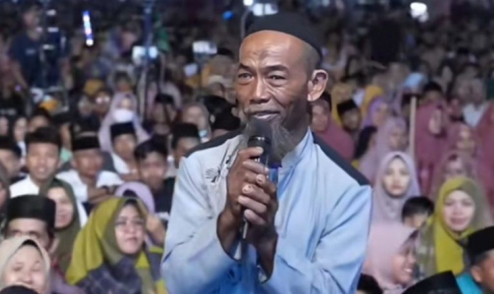 Prayitno, penerima hadiah umrah gratis saat pengajian Gus Iqdam di Alun-Alun Pacitan, Selasa malam lalu.