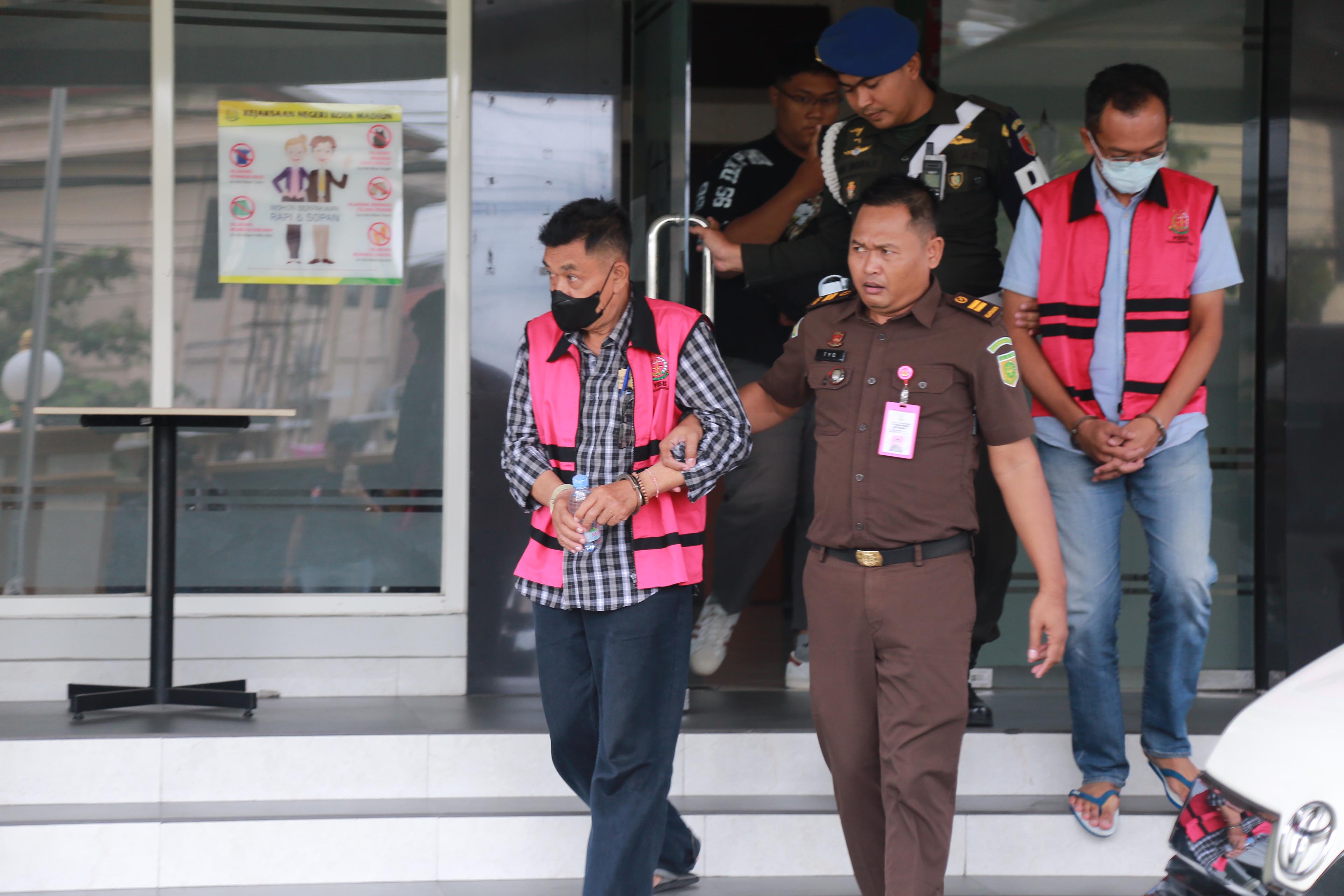 DILAYAR: Para tersangka dugaan kasus PSU dilimpahkan ke Pengadilan Tipikor Surabaya setelah berkas perkara mereka dinyatakan lengkap kemarin (30/1). (BAGAS BIMANTARA/JAWA POS RADAR MADIUN)
