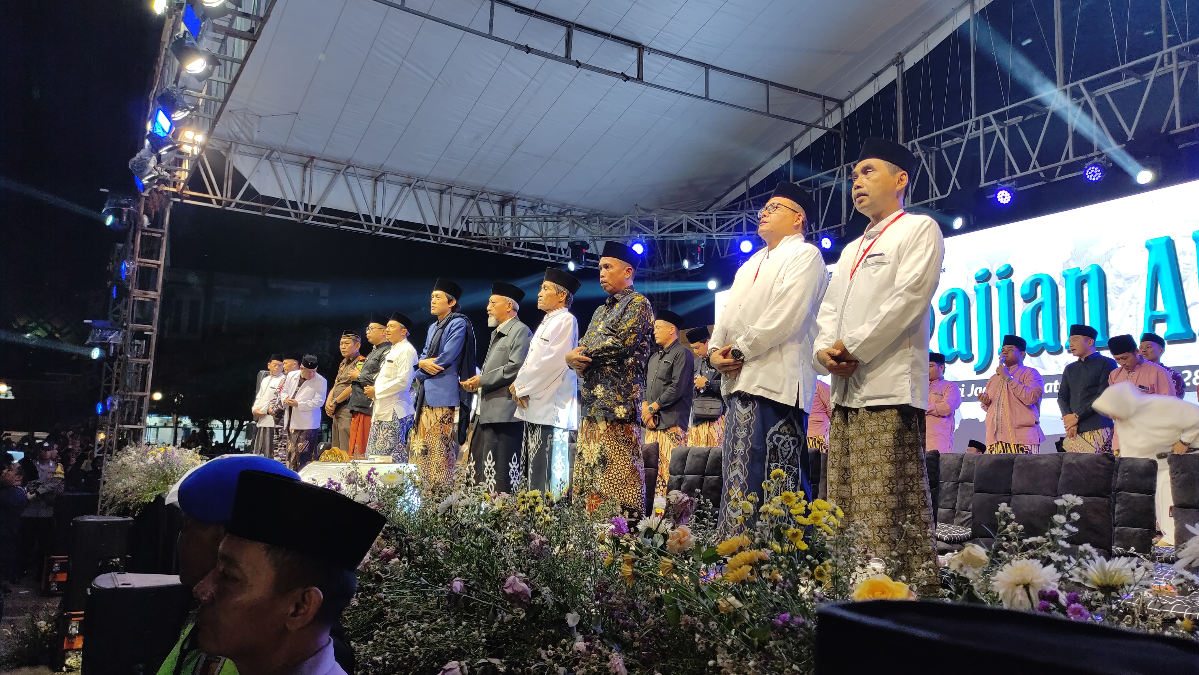 PENUH BERKAH: Bupati Pacitan Indrata Nur Bayuaji (tujuh dari kiri) dan Gus Iqdam (delapan dari kiri) bersama fokopimda dan alim ulama dalam pengajian Selasa 28 Januari 2025.