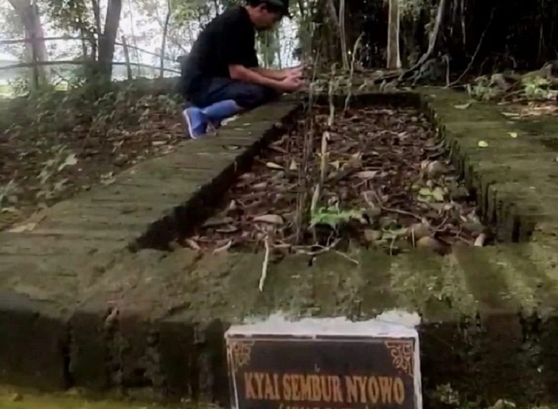 KRAMAT: Makam Syekh Sembur Nyowo ing Pulau Domplak, Waduk Cengklik, Kabupaten Boyolali. (DOKUMEN/RADAR SOLO)