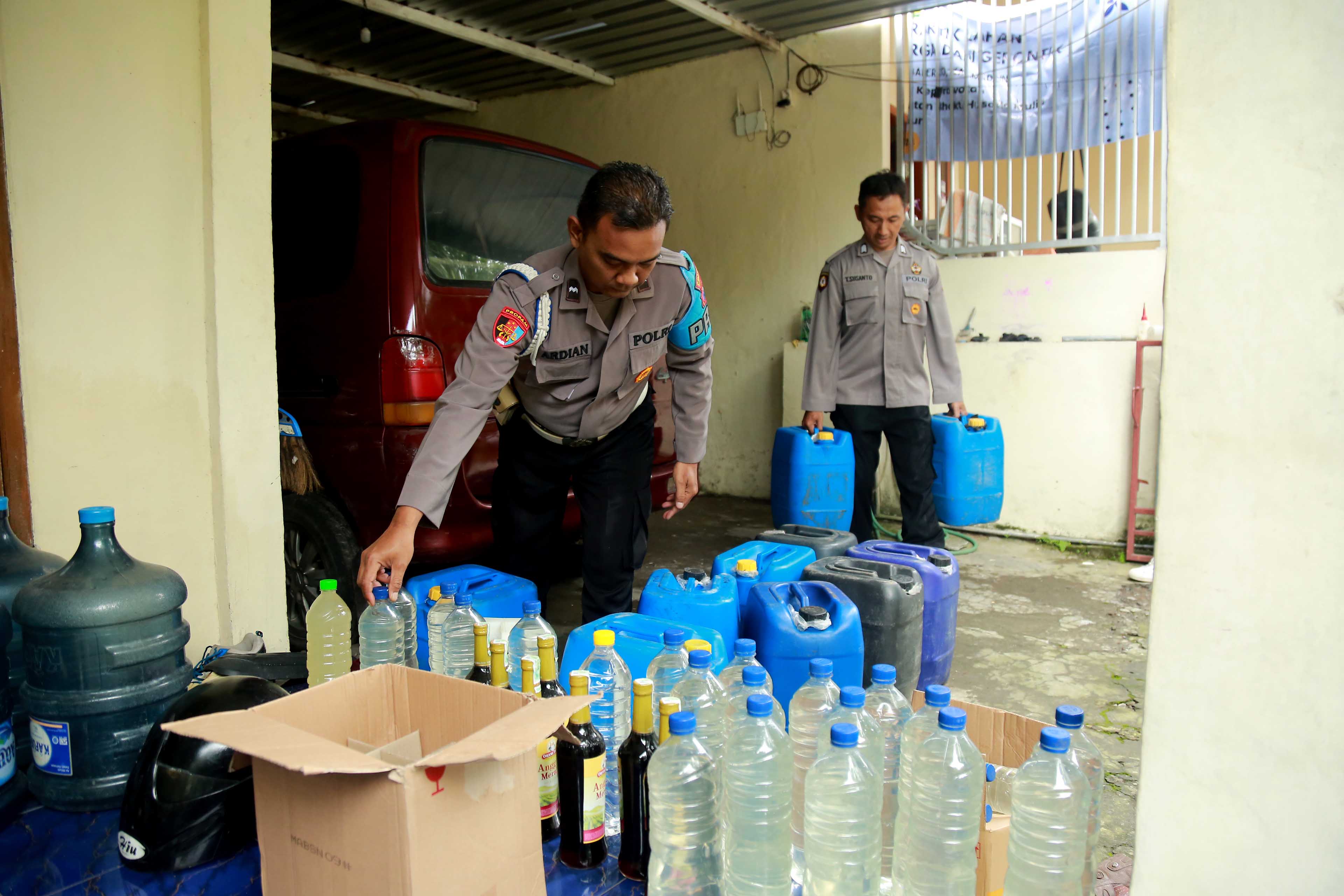 TANGKAP: Petugas Polsek Taman menggeledah rumah di Jalan Swolobumi, Kelurahan Demangan, Jumat 31 Januari 2025.