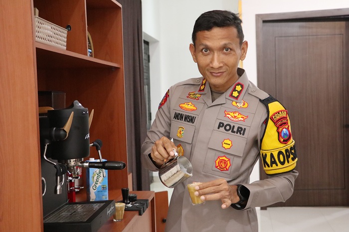 SKILL BARISTA: Kapolres Ponorogo AKBP Andin Wisnu Sudibyo piawai meracik kopi latte untuk tamu di ruangannya.