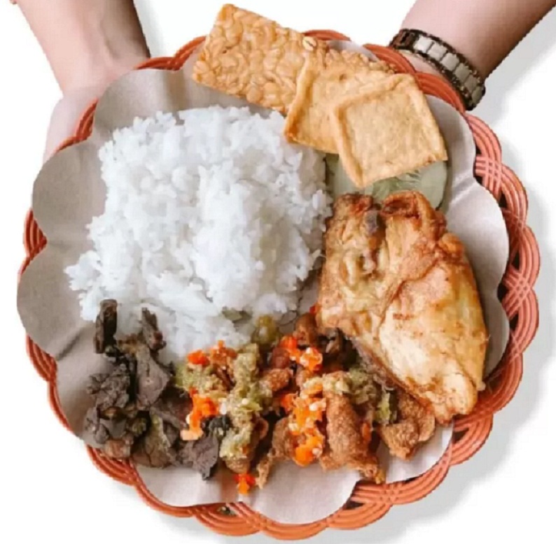 PATUT DICOBA: Saporsi Sega Kulit Pak Sabar sing nyamleng. (DOKUMEN/RADAR JOGJA)