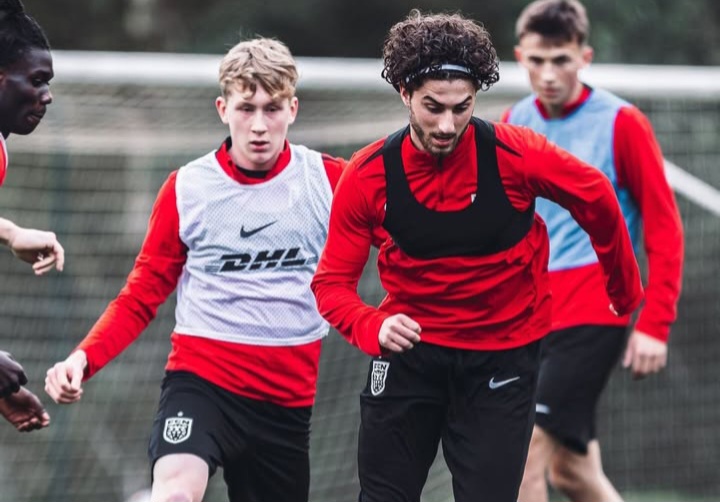 Sejumlah pemain FC Nordsjaelland sedang latihan.