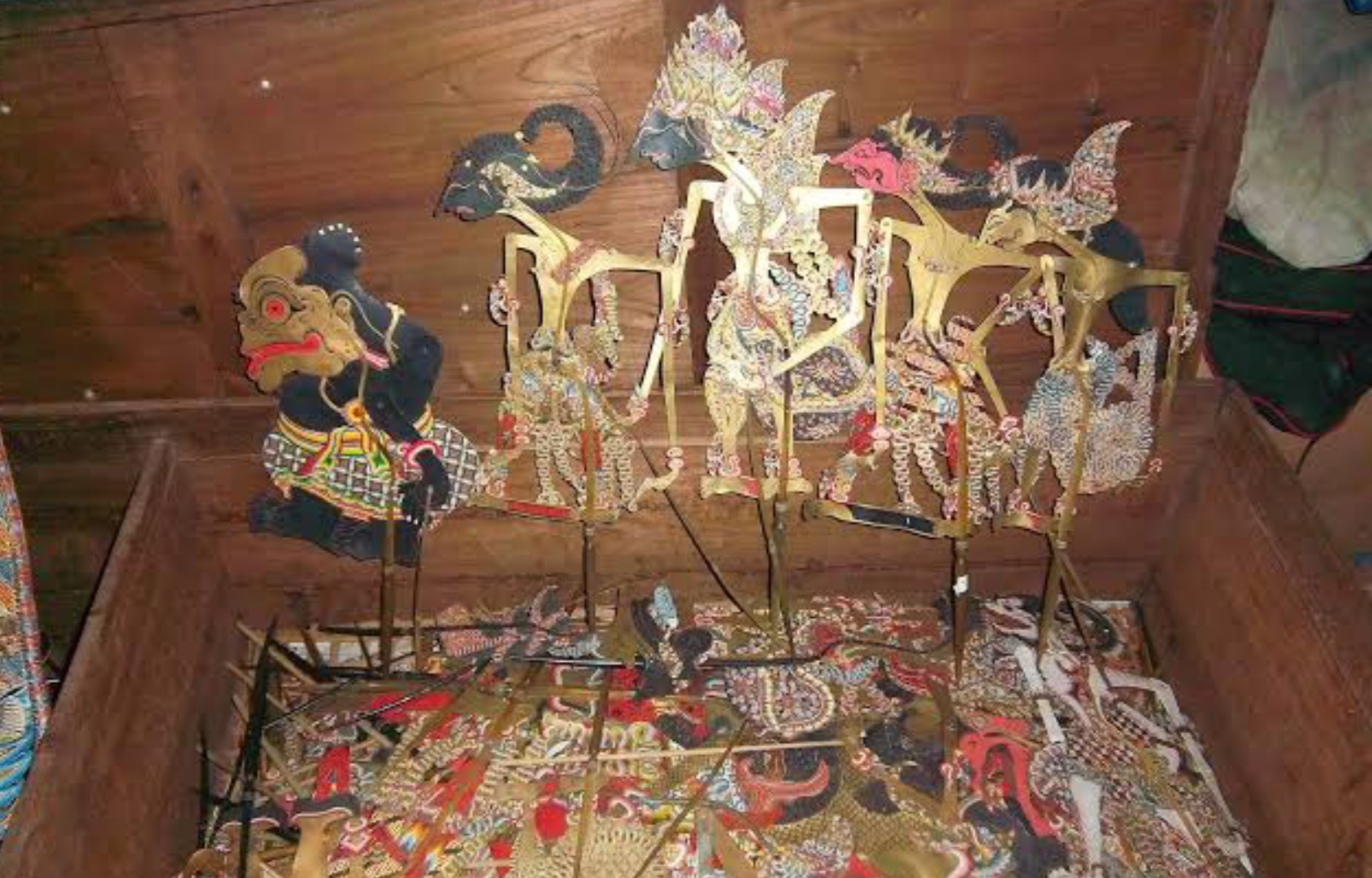 Ilustrasi kotak penyimpanan wayang