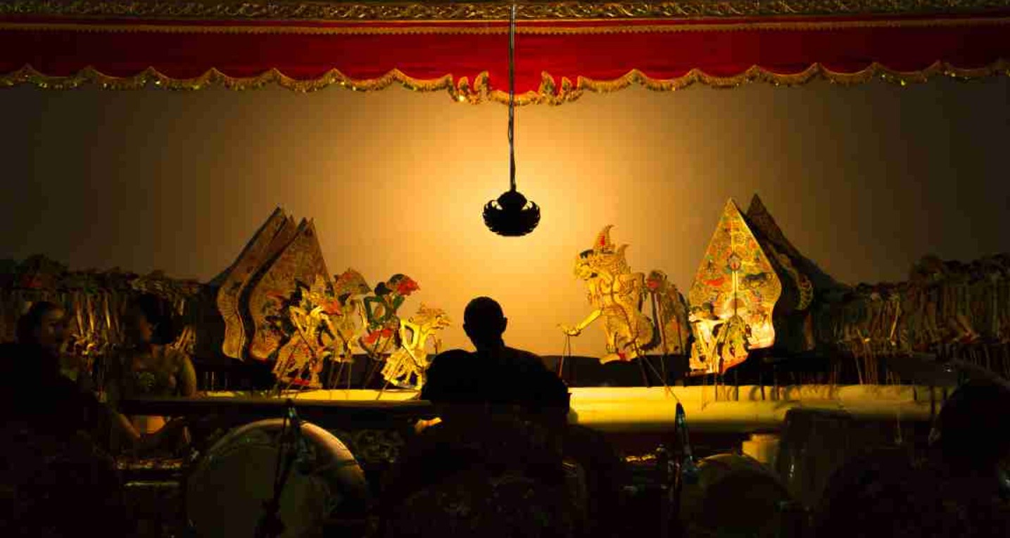 Ilustrasi pertunjukan wayang oleh dalang