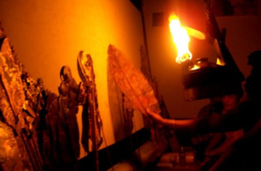 Ilustrasi blencong dalam pementasan wayang