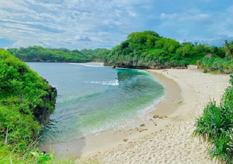 Pantai Srau di Desa Candi, Kecamatan Pringkuku, Kabuaten Pacitan. (DOKUMEN/RADAR MADIUN)