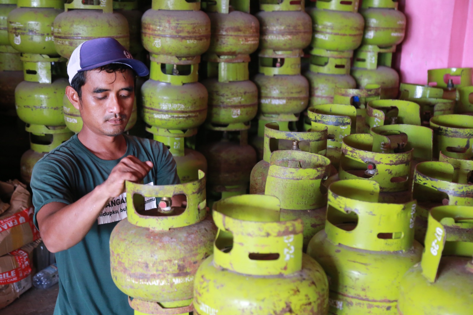 BARANG BERSUBSIDI: Pemerintah resmi menghapus pengecer dari mata rantai distribusi elpiji tiga kilogram. (BAGAS BIMANTARA/JAWA POS RADAR MADIUN)  &nbsp;