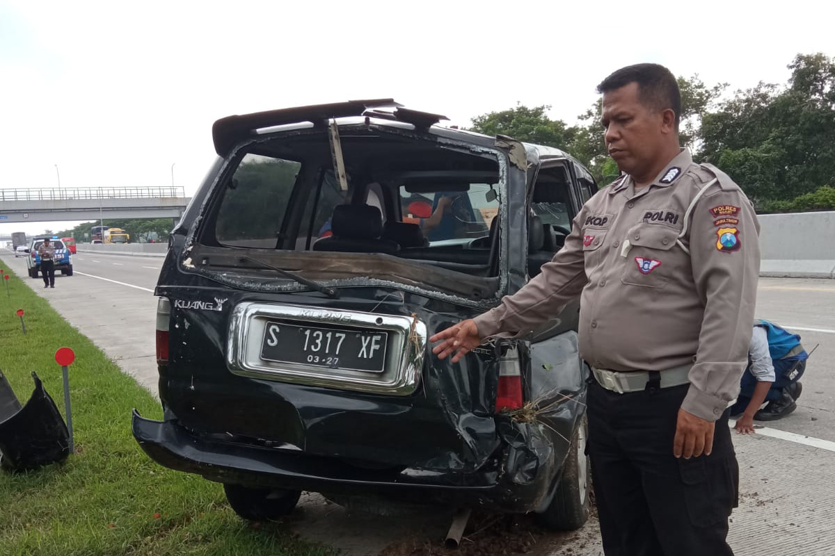 RINGSEK: Mobil Kijang mengalami kecelakaan di tol Ngawi-Solo masuk Desa Jenggrik, Kecamatan Kedunggalar, Selasa 4 Februari 2025.