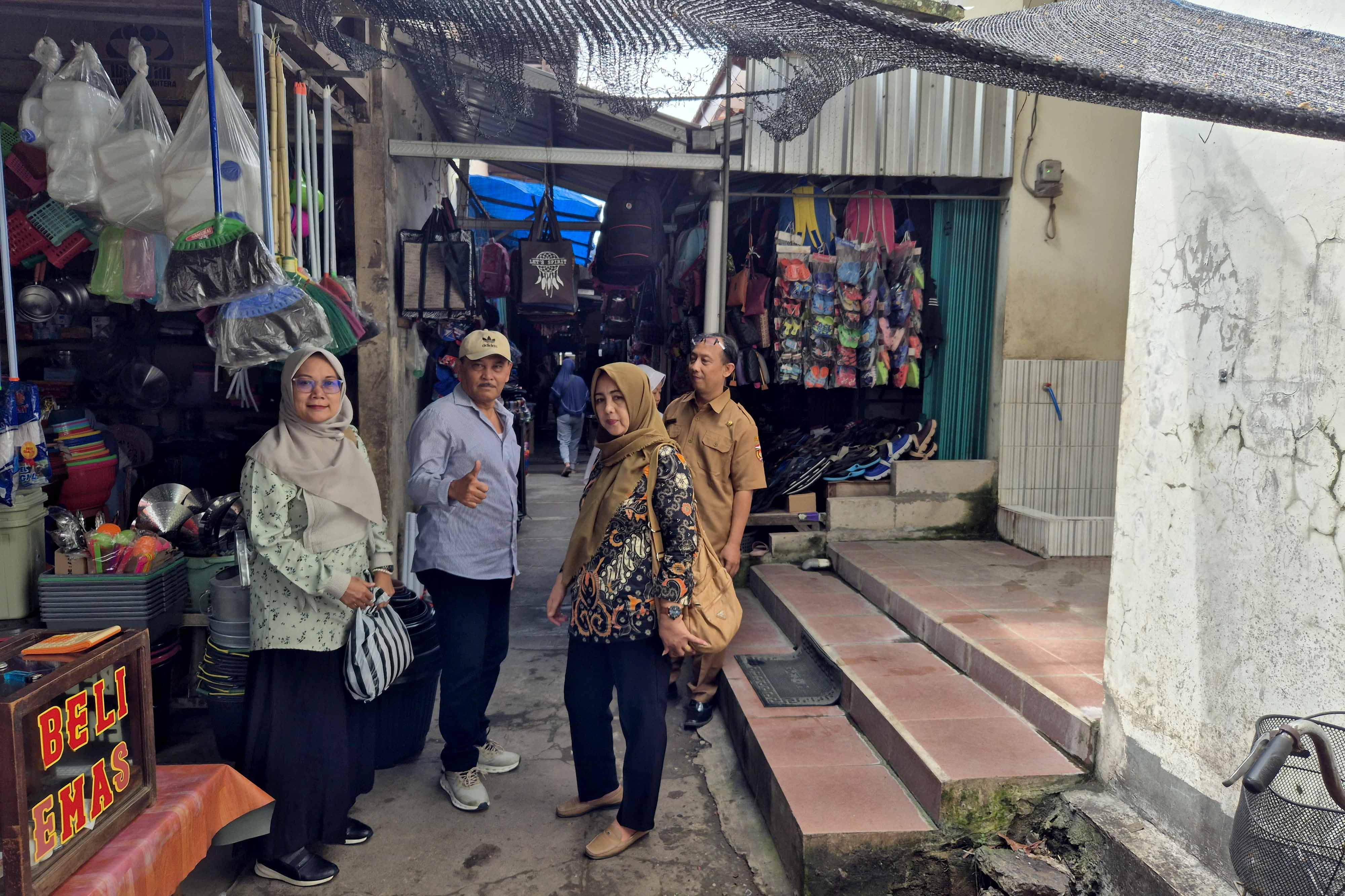 INSPEKSI: Rombongan Komisi III DPRD Ngawi mengecek kondisi bangunan Pasar Kedunggalar yang memprihatinkan.