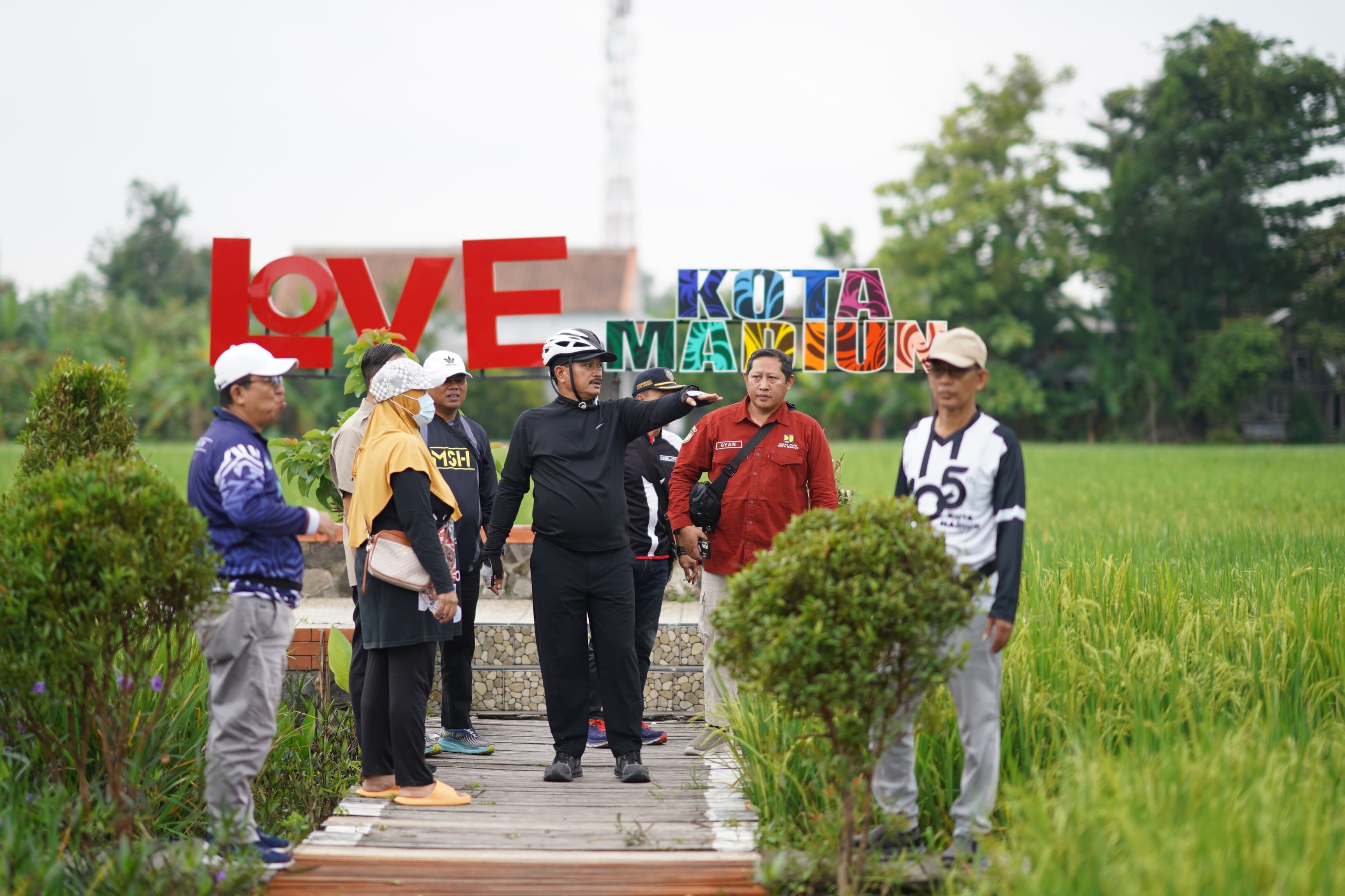 CEK RICEK: Wali Kota Madiun terpilih Maidi saat melihat-lihat keberadaan lapak UMKM bersama dengan sejumlah pejabat pemkot kemarin (4/2). (WS HENDRO DISKOMINFO UNTUK RADAR MADIUN)