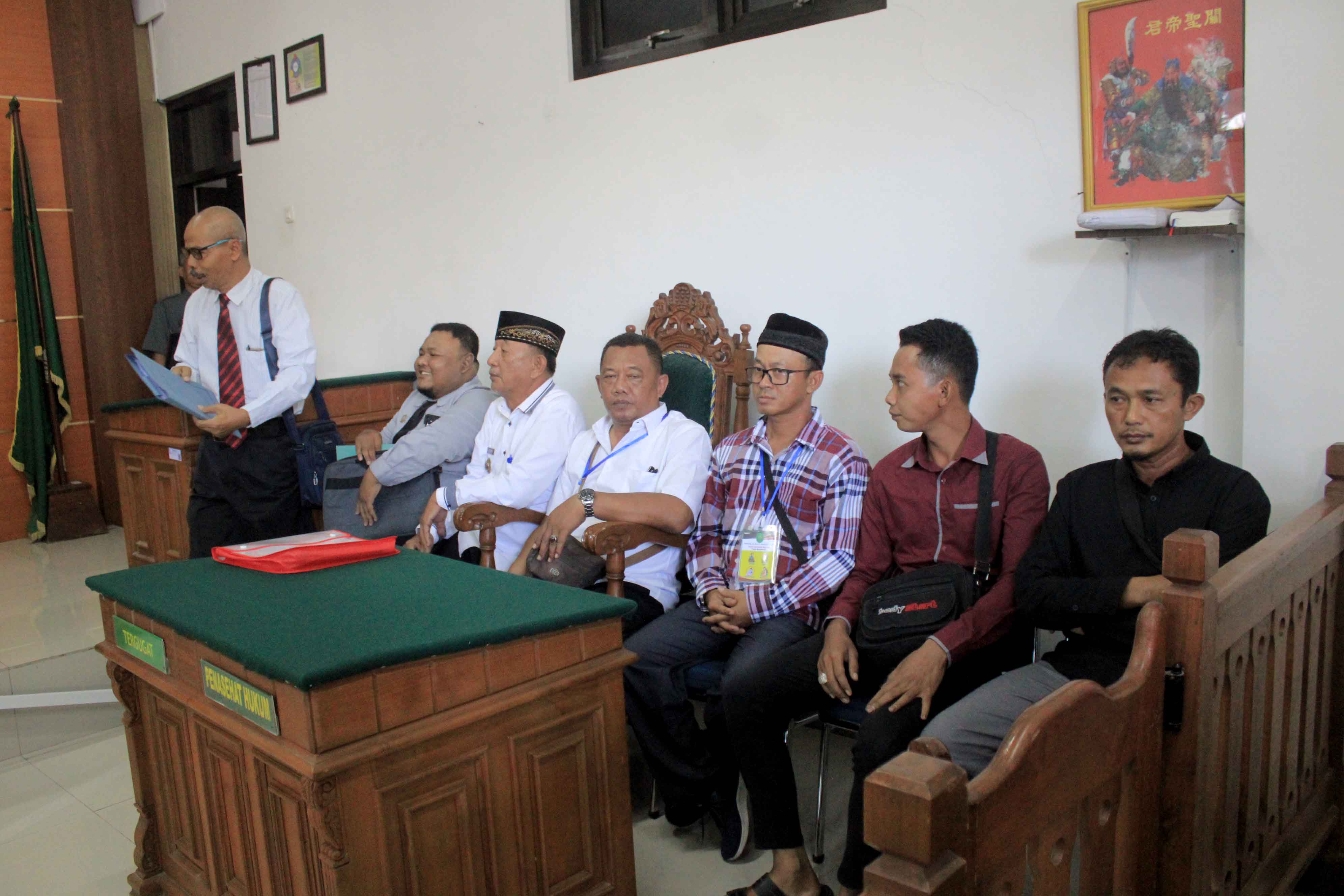 TERGUGAT : Dua pedagang sayur keliling asal Desa Pesu, Magetan, saat sidang perdata di Pengadilan Negeri (PN) Magetan, 5 Februari 2025.&nbsp;&nbsp;